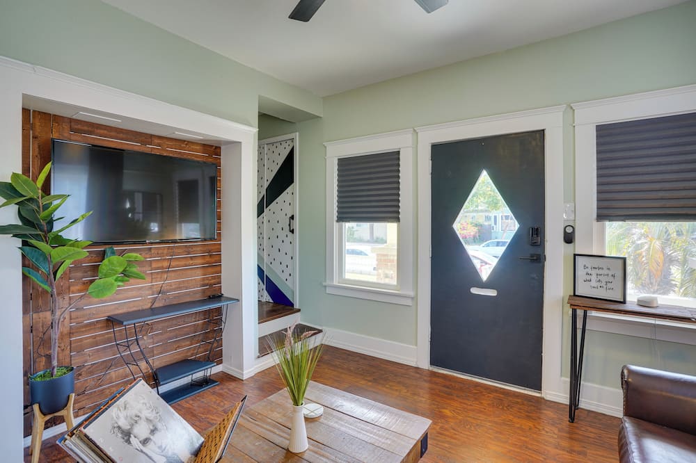 1 Mi to Dtwn! Bright Long Beach Apartment - Portuguese Bend, CA