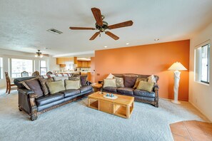 Interior - Rural California Getaway w/ Private Hot Tub (Pioneertown)