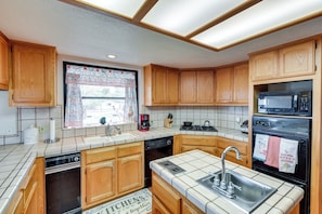 Interior - Rural California Getaway w/ Private Hot Tub (Pioneertown)