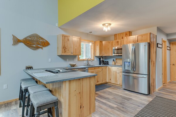 Soldotna Home W/ 2 Living Areas & Spacious Porch - Alaska