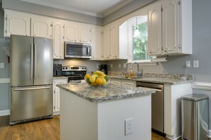 Microondas, horno, placa de cocina y lavavajillas