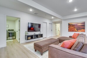 Departamento (2 Bedrooms) | Área de sala de estar | Televisión 