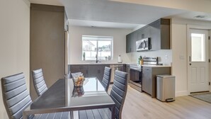 Eine moderne Küche mit dunklen Schränken, einer Mikrowelle und einem kleinen Kühlschrank.