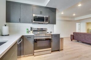 Apartment (2 Bedrooms) | Private kitchen | Microwave, oven, stovetop, dishwasher - South Jordan Vacation Rental ~ 17 Mi to Slc! (South Jordan)