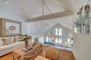 TV, fireplace - Gorgeous Carpinteria Home: Pool, Spa, Fireplaces! (Carpinteria)