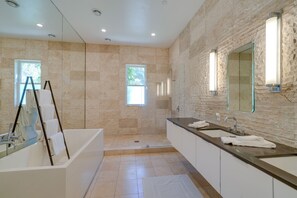 منزل (4 Bedrooms) | حمام