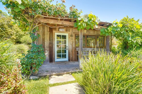 Farmhouse-chic Carpinteria Cottage w/ Pool Access