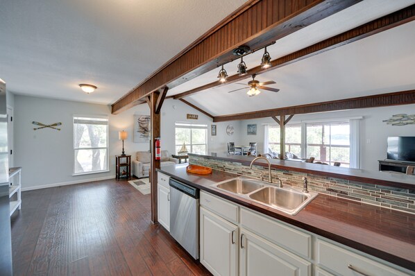 Microondas, horno, placa de cocina, lavavajillas