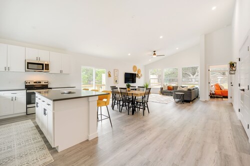 Canyon Lake Oasis: Backyard & Wraparound Deck!