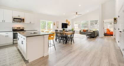 Canyon Lake Oasis: Backyard & Wraparound Deck!