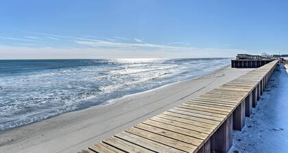Beachfront Fourth-floor Condo w/ Community Pool!