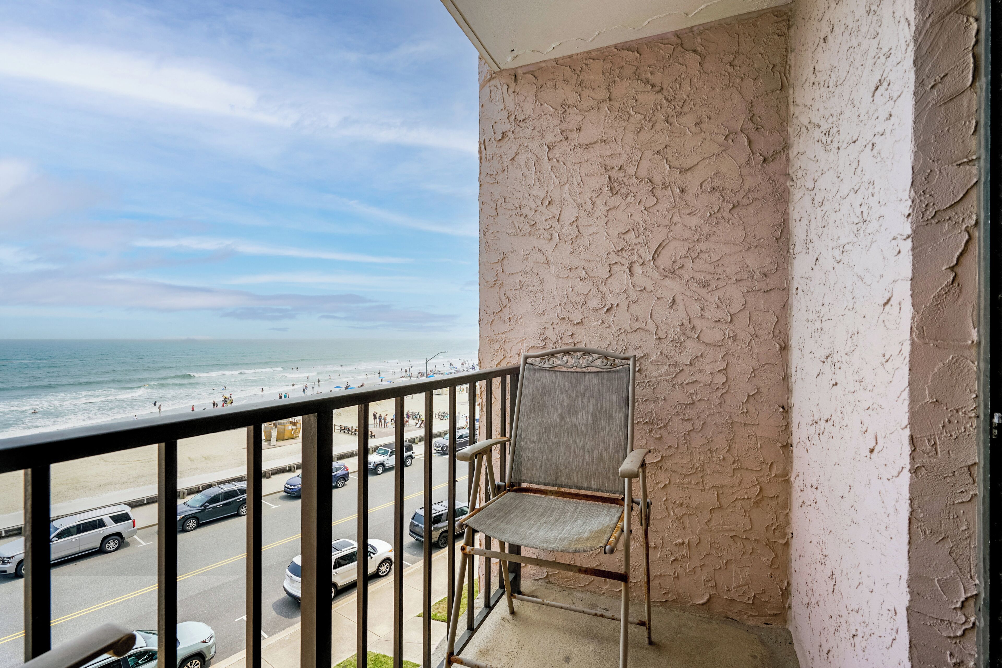 Un balcon avec vue sur la plage et l’océan.