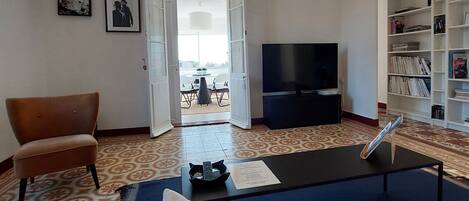 Smart TV, books, stereo