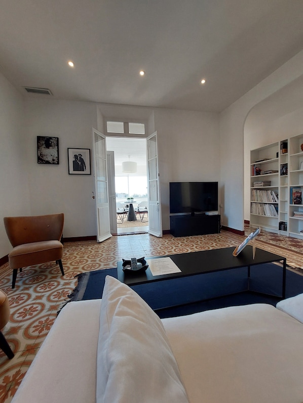 Smart-tv, böcker och en stereo