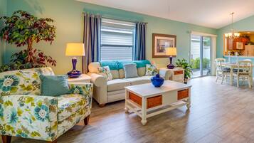 Nhà (2 Bedrooms) | Khu phòng khách | TV, sách