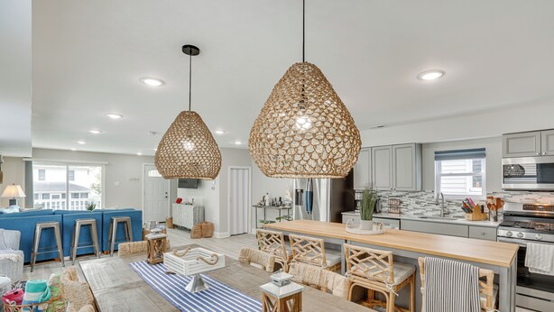 Una cocina amplia con electrodomésticos modernos, un comedor con mobiliario de madera y una isla grande.