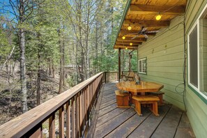 Interior - Creekside Cabin By Calaveras Big Trees State Park (Arnold)