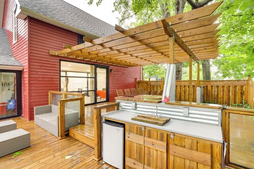 South Haven Oasis - Private Hot Tub, Pool & Grill!