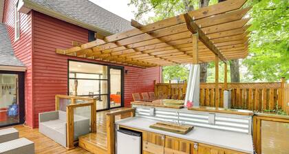 South Haven Oasis - Private Hot Tub, Pool & Grill!