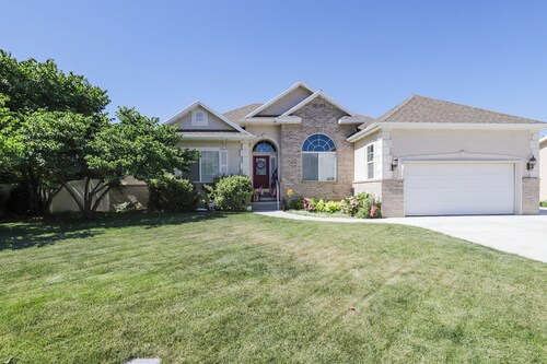 Cozy American Fork Retreat w/ Electric Fireplace