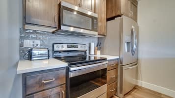 Apartemen (3 Bedrooms) | Dapur pribadi | Microwave, oven, kompor, dan mesin pencuci piring