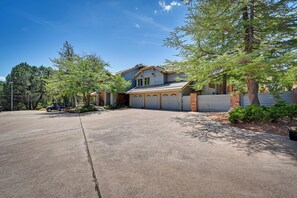 House (6 Bedrooms) | Interior - Hot Tub + Games: Spacious Golf Retreat in Payson (Payson)