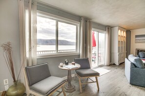 Fernseher, Kamin, Videospielkonsole, Bücher