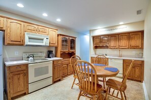 House (5 Bedrooms) | Interior