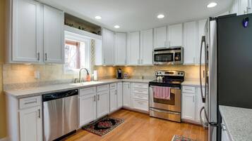 House (5 Bedrooms) | Interior