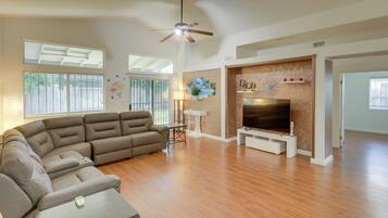 House (5 Bedrooms) | Interior