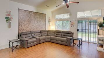 House (5 Bedrooms) | Interior