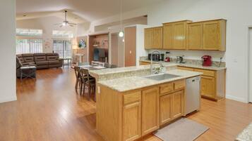 House (5 Bedrooms) | Interior