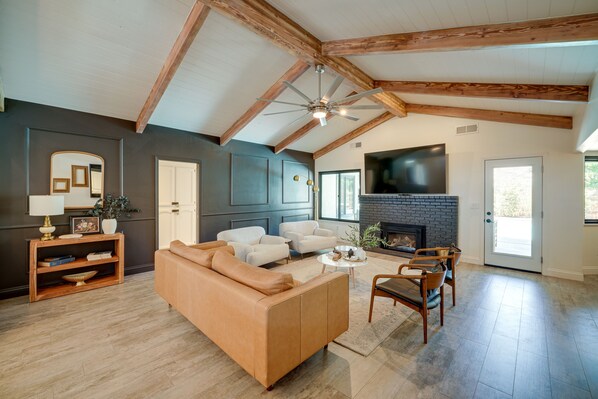 House (3 Bedrooms) | Living area | TV, fireplace, books