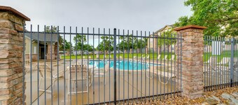 16 Mi to Dia: Townhome w/ Fireplace in Aurora