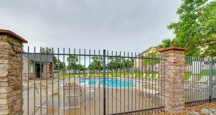 16 Mi to Dia: Townhome w/ Fireplace in Aurora