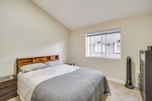 Interior - 16 Mi to Dia: Townhome w/ Fireplace in Aurora (Aurora)