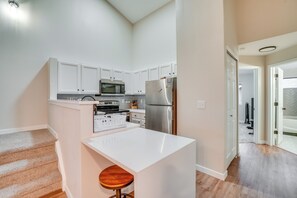 Apartment (2 Bedrooms) | Interior - 16 Mi to Dia: Townhome w/ Fireplace in Aurora (Aurora)