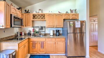 Microwave, paper towels