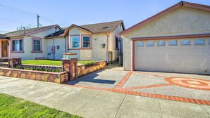 A residential area with houses, a driveway, and a garage. - San Bruno Vacation Rental - Walk Downtown! (San Bruno)