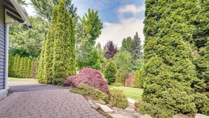A paved driveway leading to a house with a brick pathway. - Issaquah Retreat Near Lake Sammamish State Park! (Issaquah)