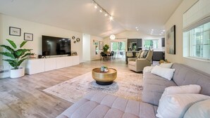 A spacious living area with a large flat-screen TV, a comfortable sofa, and a coffee table. - Issaquah Retreat Near Lake Sammamish State Park! (Issaquah)