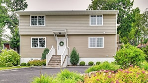 Unclassified image, 3 of 25, button - Walk to Shops & Dining: Glen Cove Apt w/ Yard! (Glen Cove)