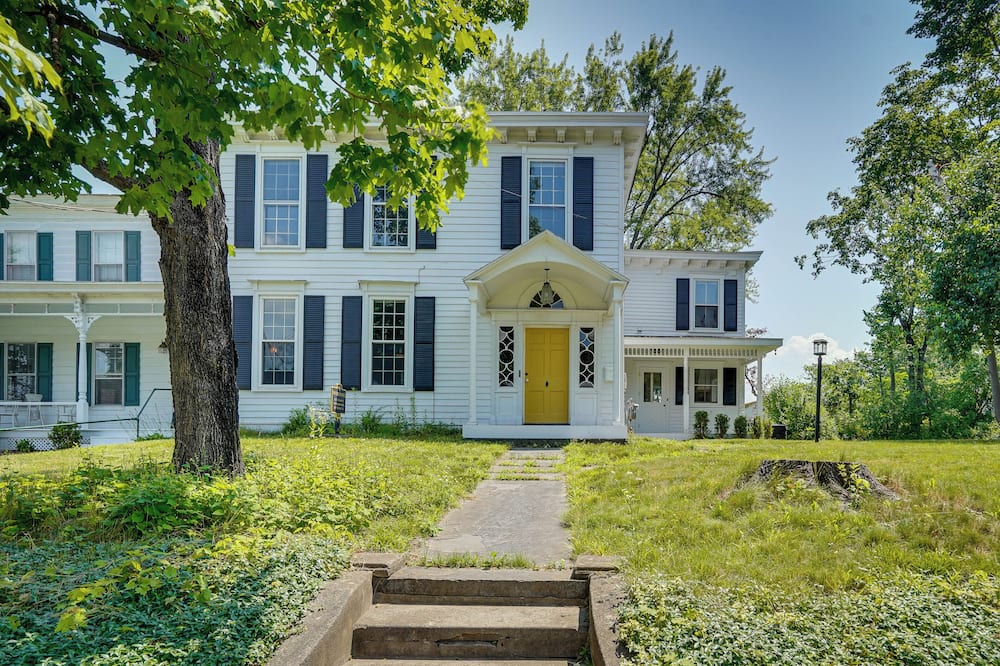 Coxsackie Home w/ River Views: Walk to The Wire! - Hannacroix, NY