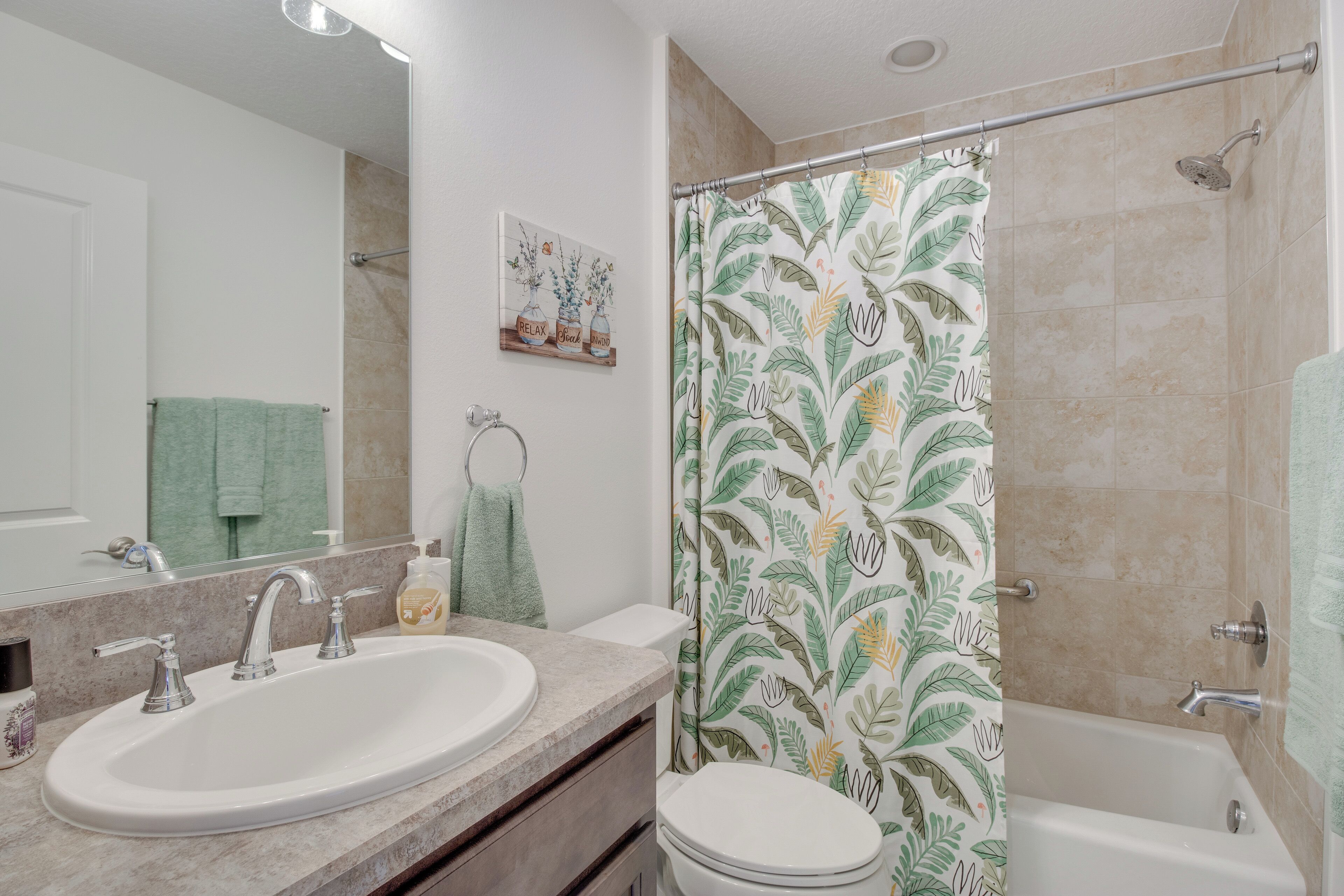 Une salle de bain avec un lavabo, des toilettes et une douche.