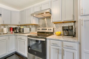 Micro-ondas, fogão, cooktop, cafeteira/chaleira