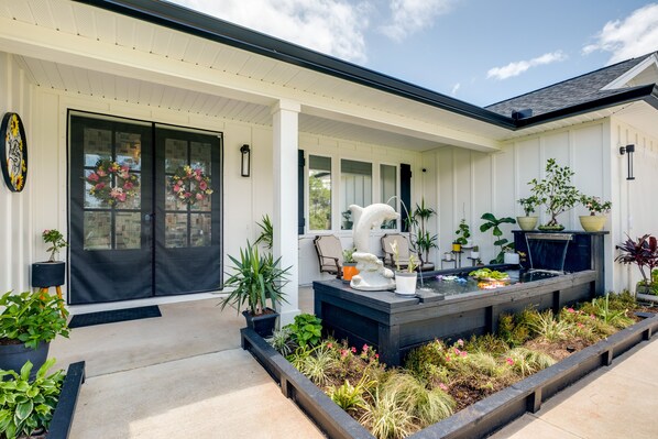 Property grounds - Luxe Gulf Breeze Vacation Rental: Furnished Patio! (Gulf Breeze)