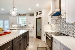 House (3 Bedrooms) | Private kitchen | Microwave, oven, stovetop, dishwasher - Luxe Gulf Breeze Vacation Rental: Furnished Patio! (Gulf Breeze)