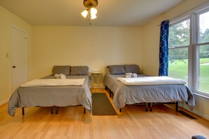 3 bedrooms, laptop workspace, iron/ironing board, bed sheets