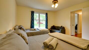 3 bedrooms, laptop workspace, iron/ironing board, bed sheets
