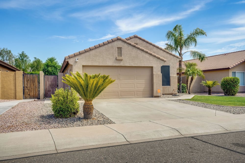 Bright Peoria Home w/ Gas Grill & Fire Pit! - Saddlehorn Ranch, AZ